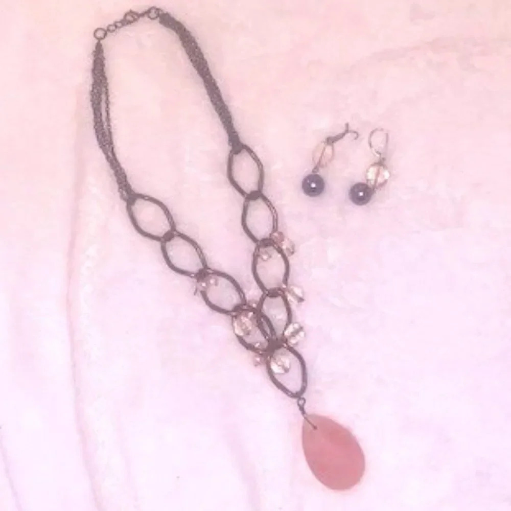 Pink stone‎ pendant necklace